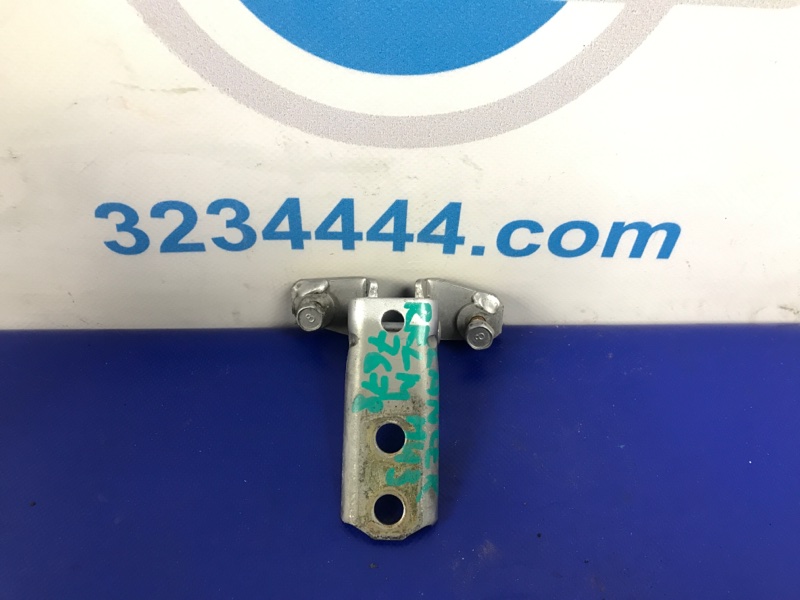 Петля двери нижняя задняя левая MITSUBISHI LANCER IX 9 03-07 2004 Седан 2.0 MR302271 Б/У