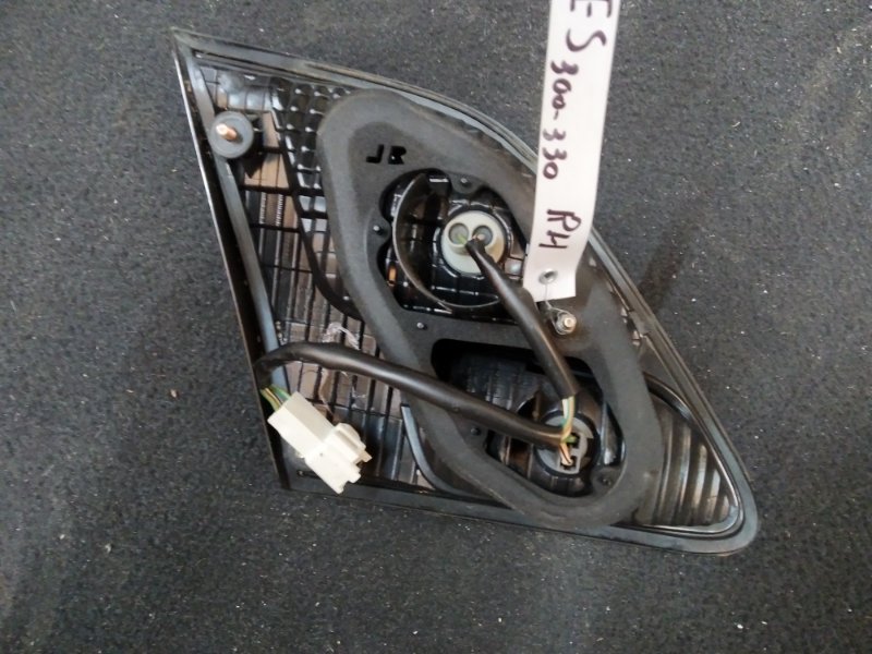 Фонарь внутренний задний правый LEXUS ES300 ES330 01-06