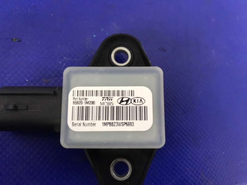 Датчик удара передний правый HYUNDAI SONATA YF 10-14