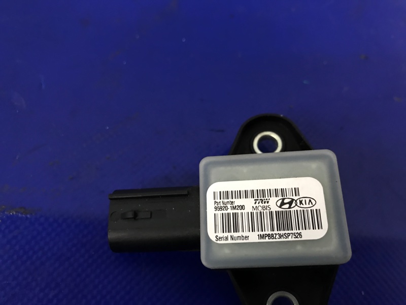 Датчик удара передний левый HYUNDAI SONATA YF 10-14 Датчик удара передний левый HYUNDAI SONATA YF 10-14