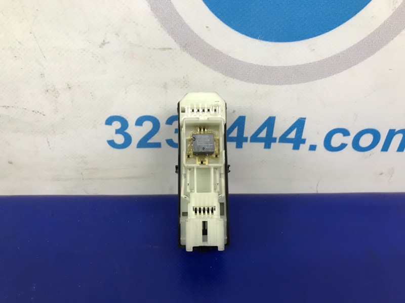 Кнопка стеклоподъемника задняя правая GS350 GS300 05-11