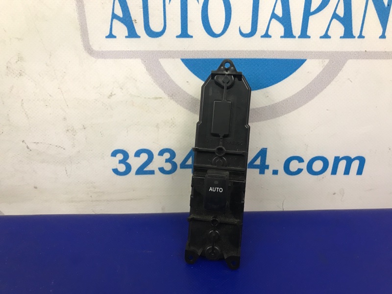 Кнопка стеклоподъемника передняя правая LEXUS ES300 ES330 01-06 84030-33030 Б/У