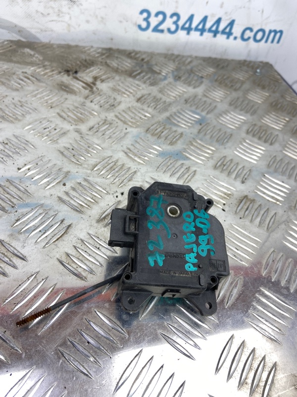 Моторчик заслонки печки MITSUBISHI PAJERO 99-06 MR500670 Б/У