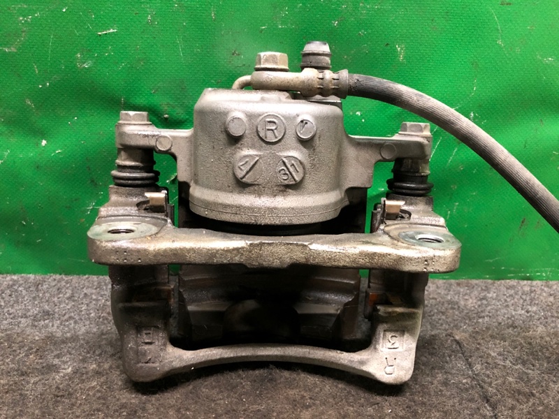 Суппорт тормозной передний правый PRIUS - 30 09-17 2013 ZVW30 1.8 2ZRFXE