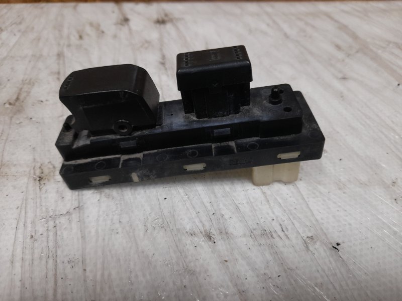 Запчасть кнопка стеклоподъемника передняя правая SUZUKI SX4 06-13 2008 Седан 2.0 37995-64J00 Б/У Кнопка стеклоподъемника передняя правая SUZUKI SX4 06-13 2008 Седан 2.0 37995-64J00 Б/У