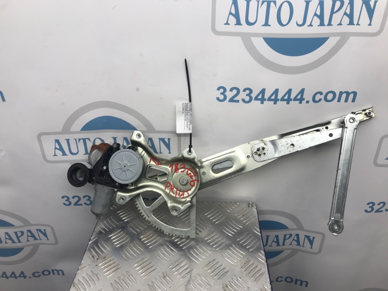 Стеклоподъемник задний левый TOYOTA PRIUS - 30 09-17 Хэтчбек 69802-52070 Б/У