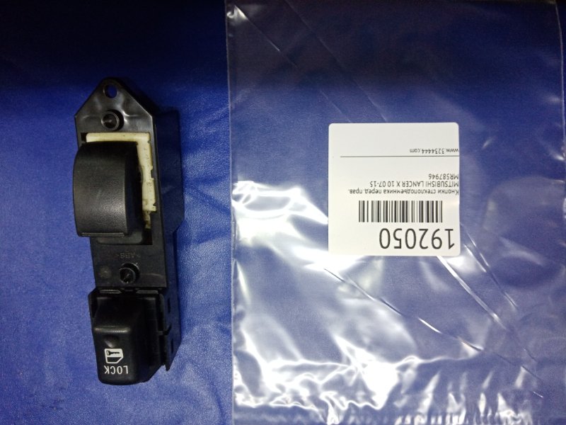 Кнопка стеклоподъемника передняя правая MITSUBISHI LANCER X 10 07-15 MR587946 Б/У