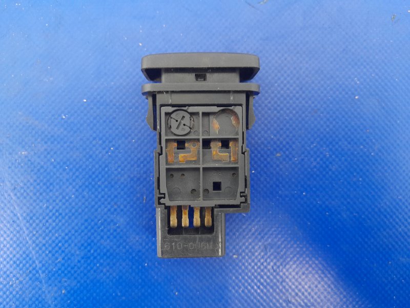 Кнопка открывания бензобака RX300/330/350/400 03-09