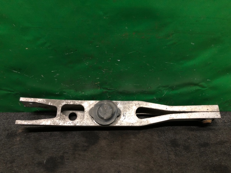 Рычаг задней подвески поперечный нижний задний левый SUZUKI KIZASHI 09-14 2010 Седан 2.4 46350-57L00 Б/У