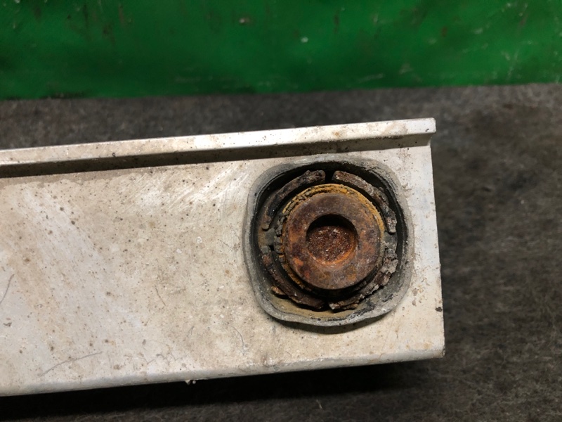 Рычаг задней подвески поперечный нижний задний левый SUZUKI KIZASHI 09-14 Седан 2.4