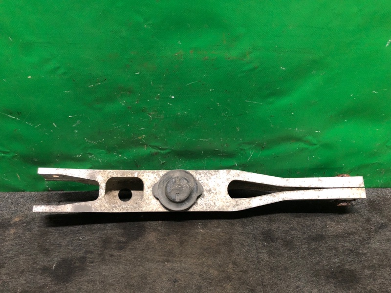 Рычаг задней подвески поперечный нижний задний правый SUZUKI KIZASHI 09-14 2010 Седан 2.4 46350-57L00 Б/У