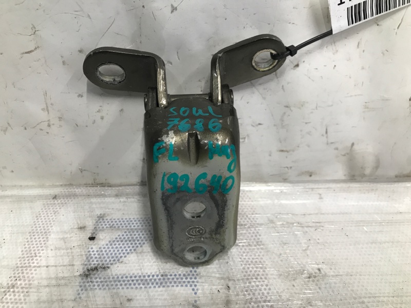 Запчасть петля двери нижняя передняя левая KIA SOUL AM 08-13 2012 Хетчбек 2.0 79310-2K000 Б/У Петля двери нижняя передняя левая KIA SOUL AM 08-13 2012 Хетчбек 2.0 79310-2K000 Б/У