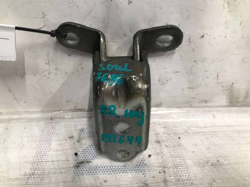 Запчасть петля двери нижняя задняя правая KIA SOUL AM 08-13 2012 Хетчбек 2.0 79320-3K000 Б/У Петля двери нижняя задняя правая KIA SOUL AM 08-13 2012 Хетчбек 2.0 79320-3K000 Б/У