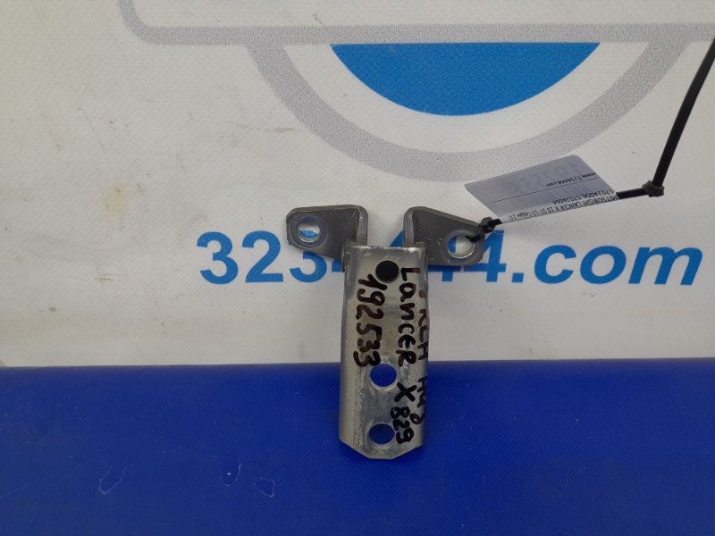 Петля двери нижняя передняя левая MITSUBISHI LANCER X 10 07-15 2010 Седан 2.0 4B11 5702A006 Б/У