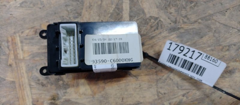 Кнопка стеклоподъемника задняя правая KIA SORENTO UM 14- Внедорожник 2.4