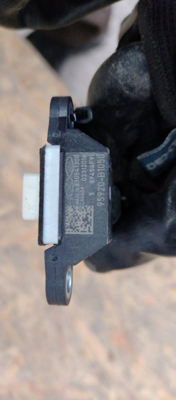 Датчик удара передний правый KIA SORENTO UM 14- Внедорожник 2.4