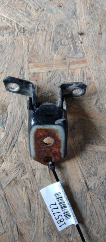 Петля двери нижняя передняя левая MAZDA 3 BK 03-08 F151-58-210 Б/У