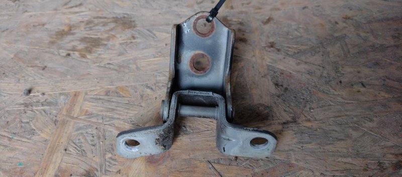 Петля двери нижняя передняя левая MAZDA 3 BK 03-08