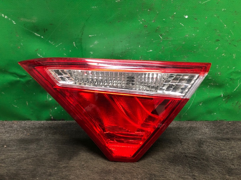 Запчасть фонарь внутренний задний правый TOYOTA CAMRY 55 14-17 2016 ASV50 2.5 2ARFE 81580-06410 Б/У Фонарь внутренний задний правый TOYOTA CAMRY 55 14-17 2016 ASV50 2.5 2ARFE 81580-06410 Б/У