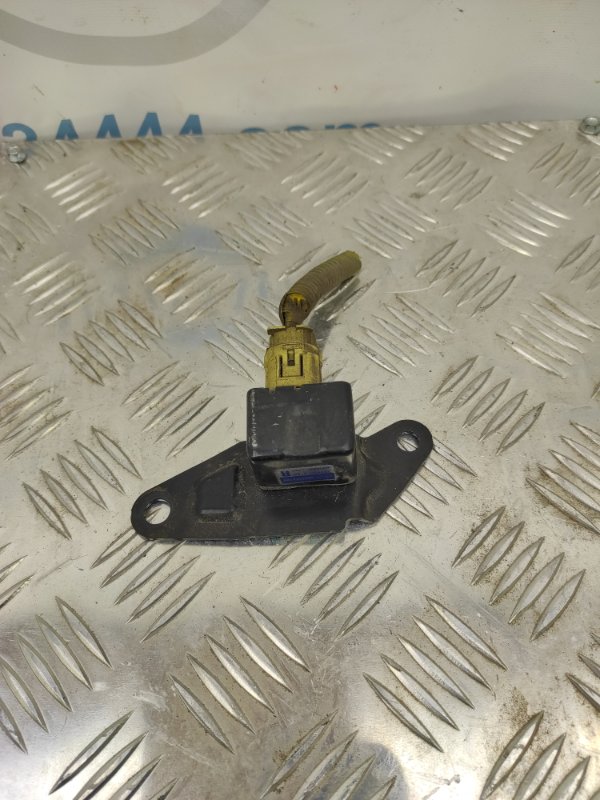 Датчик удара передний правый SUBARU IMPREZA 00-07 GD/GG 98231FE100 Б/У