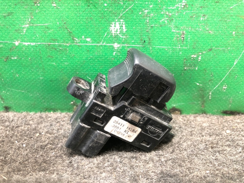 Кнопка стеклоподъемника задняя JUKE 10-19