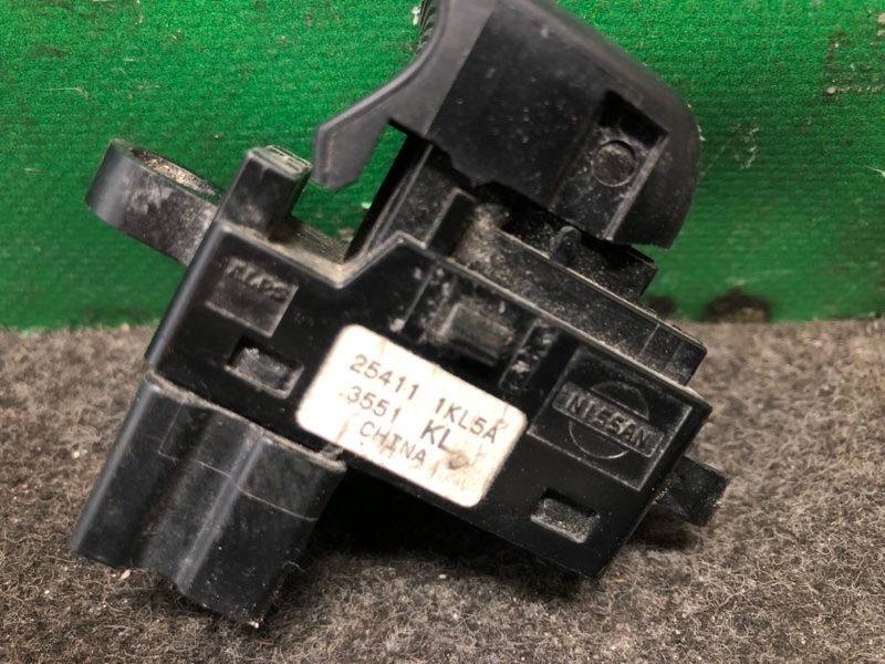 Кнопка стеклоподъемника задняя JUKE 10-19