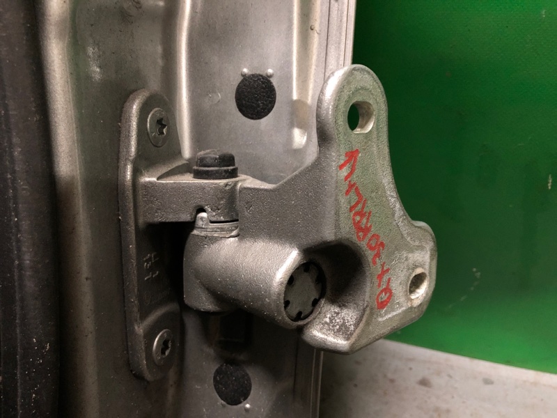 Петля двери нижняя задняя левая INFINITI QX30 16-20 2017 Внедорожник 2.0 20PET 82421-5DA0A Б/У