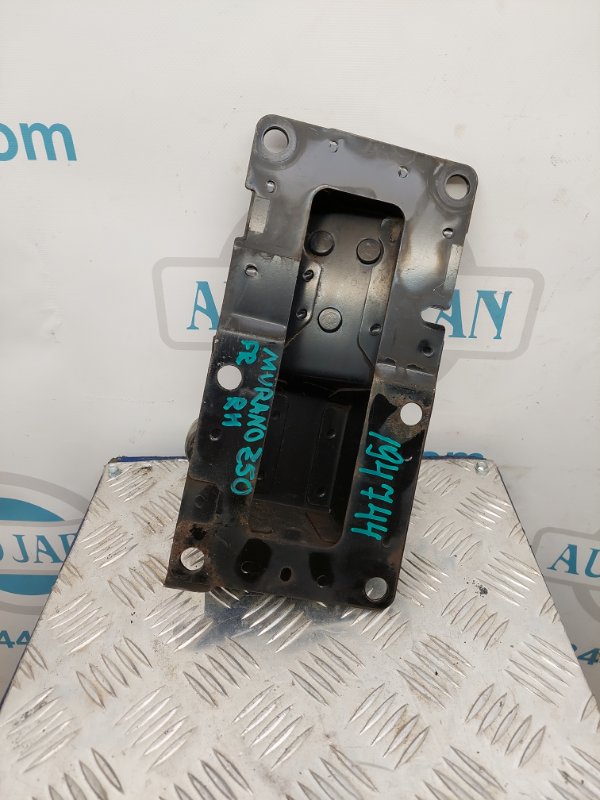 Кронштейн усилителя переднего бампера правый MURANO Z50 02-07