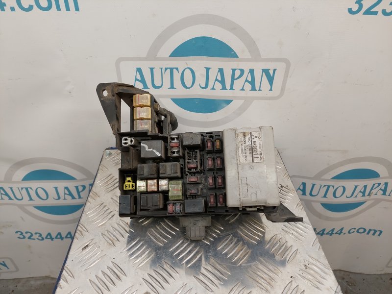 Блок предохранителей моторный отсек MITSUBISHI PAJERO 99-06 MR372655 Б/У