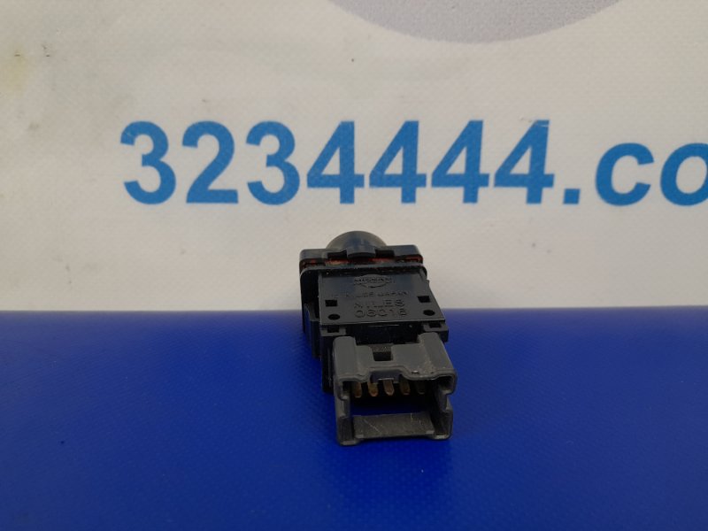 Кнопка аварийной сигнализации G25/G35/G37/Q40 06-14