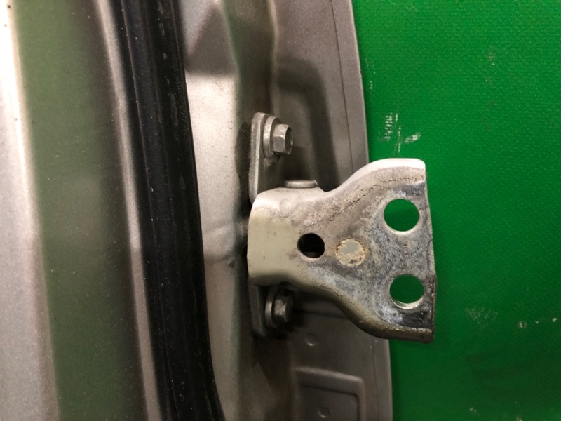 Запчасть петля двери верхняя задняя левая MITSUBISHI GALANT 03-12 2009 Седан 2.4 MR220211 Б/У Петля двери верхняя задняя левая MITSUBISHI GALANT 03-12 2009 Седан 2.4 MR220211 Б/У