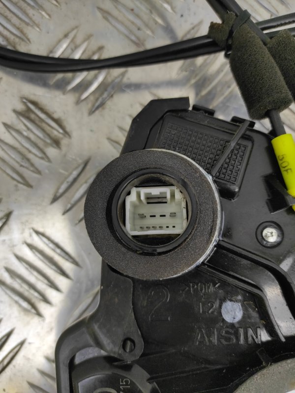 Замок двери передний левый TOYOTA CAMRY 40 06-11