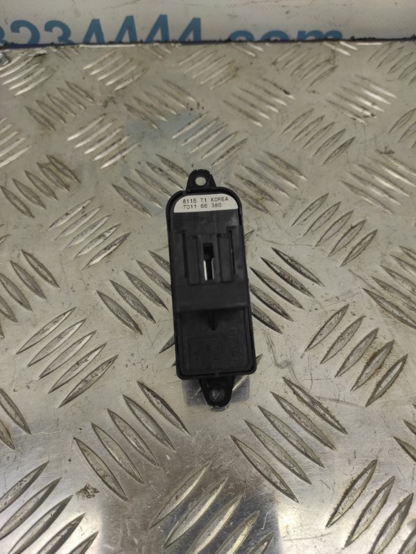 Кнопка стеклоподъемника задняя правая CX-9 06-16 2008 Внедорожник 3.7 Кнопка стеклоподъемника задняя правая CX-9 06-16 2008 Внедорожник 3.7