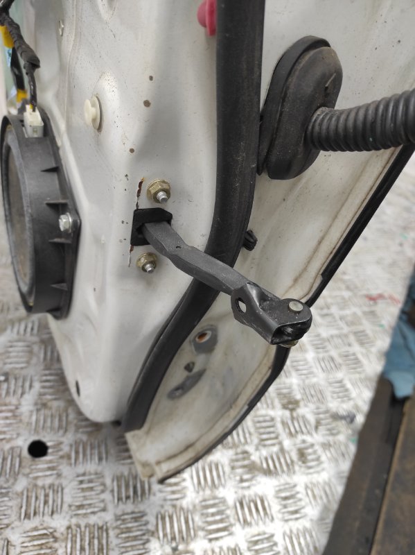 Запчасть ограничитель двери задний левый LEXUS GX470 02-09 2005 Внедорожник 4.7 2UZFE 68640-60070 Б/У Ограничитель двери задний левый LEXUS GX470 02-09 2005 Внедорожник 4.7 2UZFE 68640-60070 Б/У