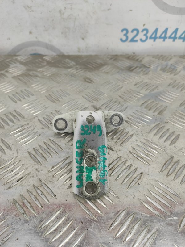 Петля двери нижняя задняя правая MITSUBISHI LANCER X 10 07-15 2011 Седан 2.0 5702A005 Б/У