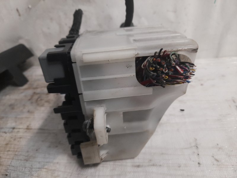 Блок предохранителей моторный отсек 5 CR 05-10 2009 Минивен 2.3