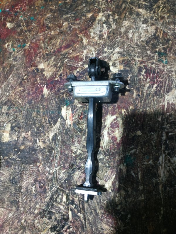 Запчасть ограничитель двери задний левый NISSAN MURANO Z51 07-14 Б/У Ограничитель двери задний левый NISSAN MURANO Z51 07-14 Б/У