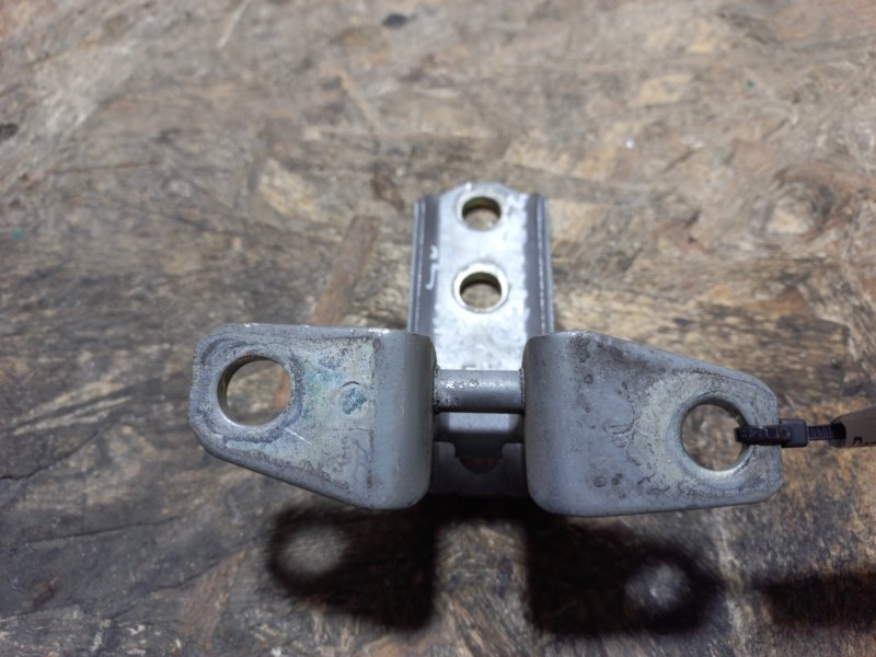 Петля двери нижняя передняя правая MITSUBISHI OUTLANDER XL 05-13 Внедорожник 3.0 Петля двери нижняя передняя правая MITSUBISHI OUTLANDER XL 05-13 Внедорожник 3.0