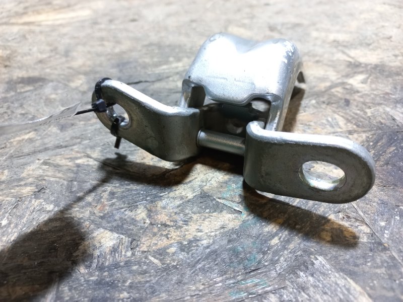 Петля двери нижняя задняя правая KIA OPTIMA JF 15-20 Седан 2.4 Петля двери нижняя задняя правая KIA OPTIMA JF 15-20 Седан 2.4