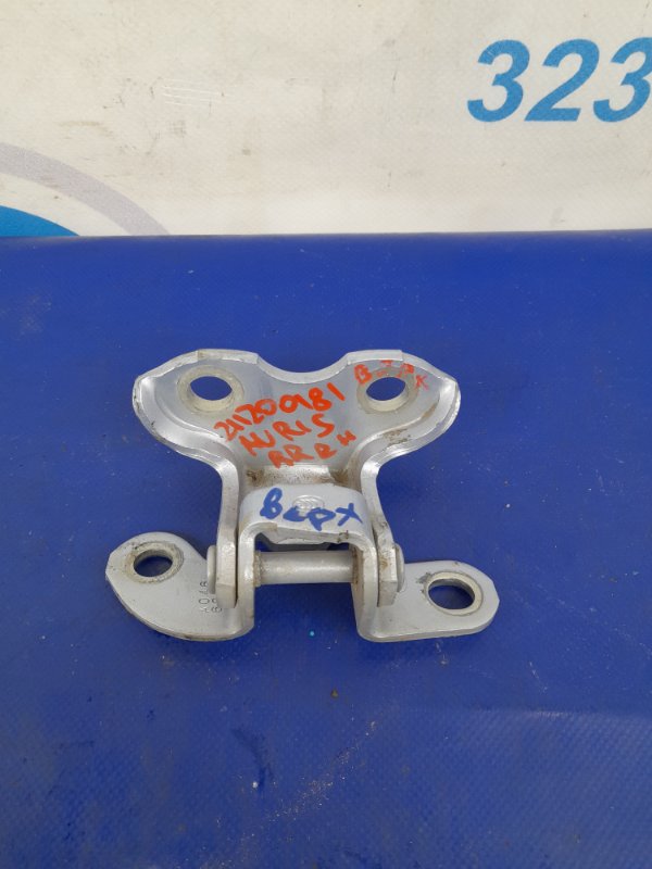 Запчасть петля двери верхняя задняя правая TOYOTA AURIS 06-12 68750-20121 Б/У Петля двери верхняя задняя правая TOYOTA AURIS 06-12 68750-20121 Б/У