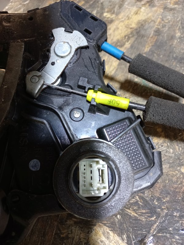 Замок двери передний правый CAMRY 40 06-11