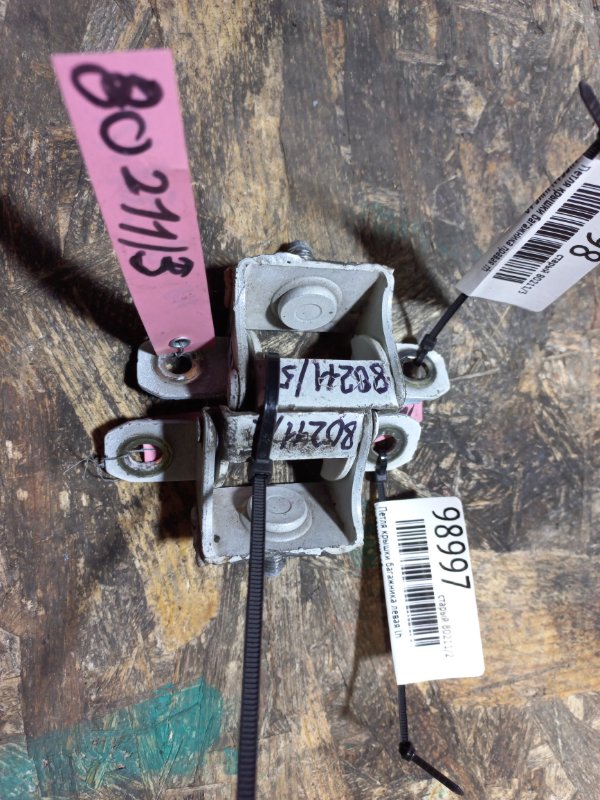 Петля крышки багажника левая NISSAN JUKE 10-19 90400-1KA0A Б/У