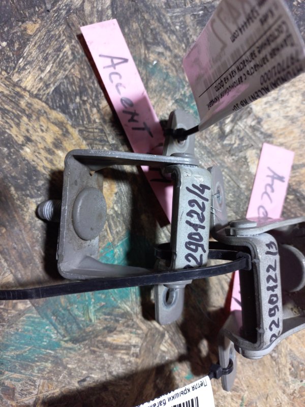 Запчасть петля крышки багажника правая HYUNDAI ACCENT RB 10- 79770-1J000 Б/У Петля крышки багажника правая HYUNDAI ACCENT RB 10- 79770-1J000 Б/У