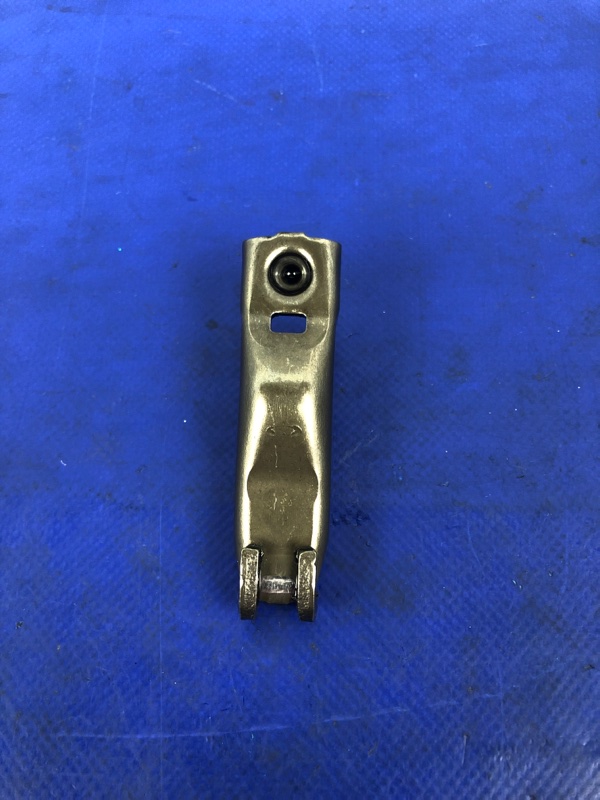 Рокер выпускного клапана KIA SORENTO BL 02-09 D4CB 24180-4A001 Б/У