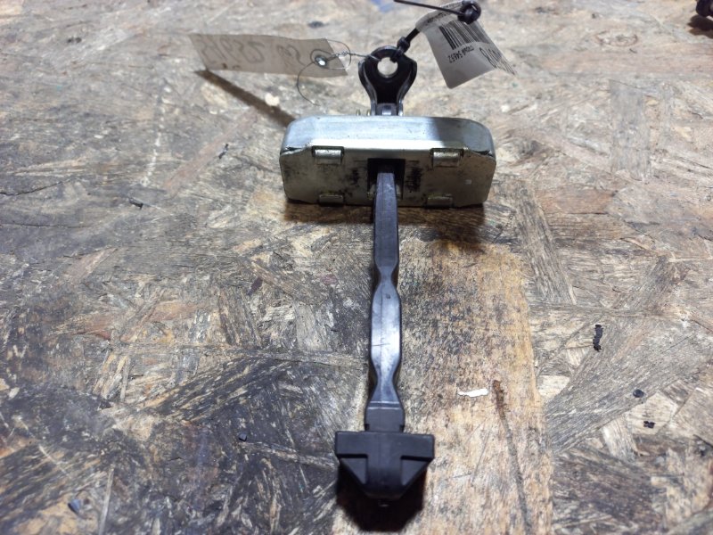 Ограничитель двери передний правый LEXUS GS350 GS300 05-11 68610-30180 Б/У