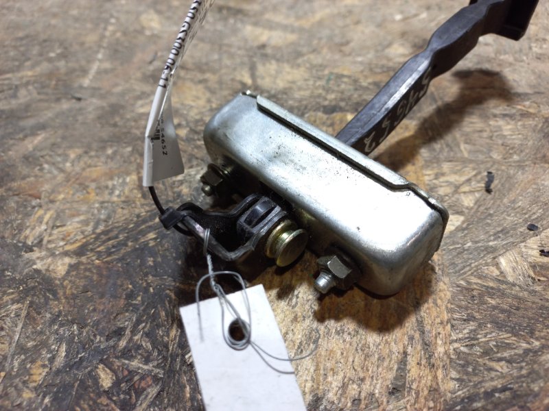 Ограничитель двери передний правый GS350 GS300 05-11