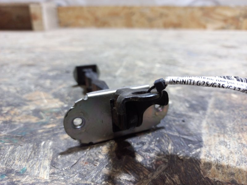 Ограничитель двери передний левый G25/G35/G37/Q40 06-14 Ограничитель двери передний левый G25/G35/G37/Q40 06-14