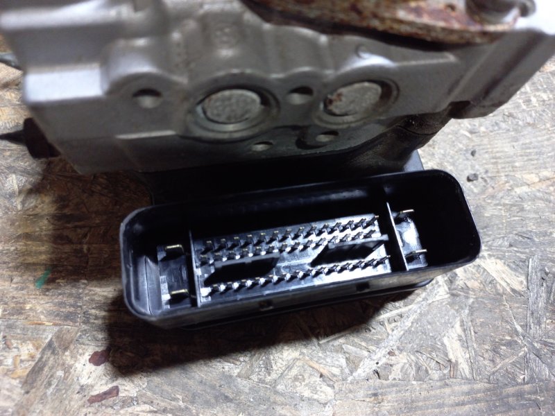 Блок ABS MDX (YD1) 00-06 2003 Внедорожник 3.5 J35A5