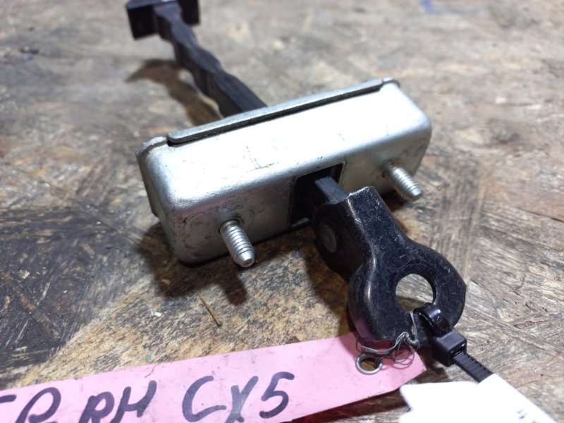 Ограничитель двери передний правый CX-5 (KE) 11-17 Ограничитель двери передний правый CX-5 (KE) 11-17