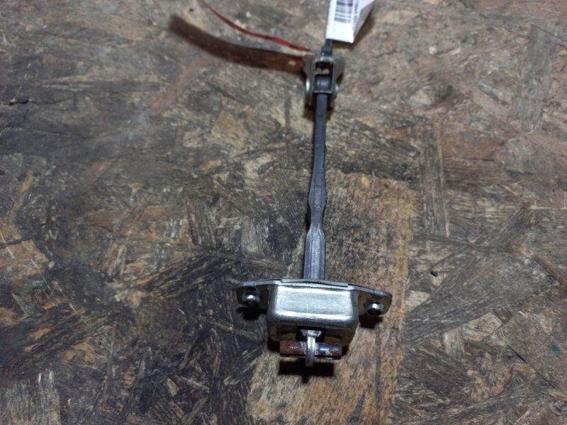 Ограничитель двери передний левый SUZUKI SX4 06-13 81810-57L01 Б/У